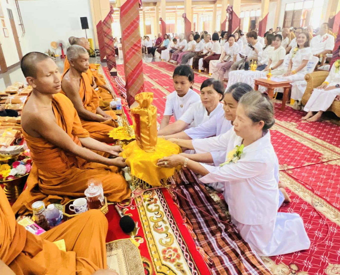 ภาพการถวายปัจจัยวัดสุเขตตาราม