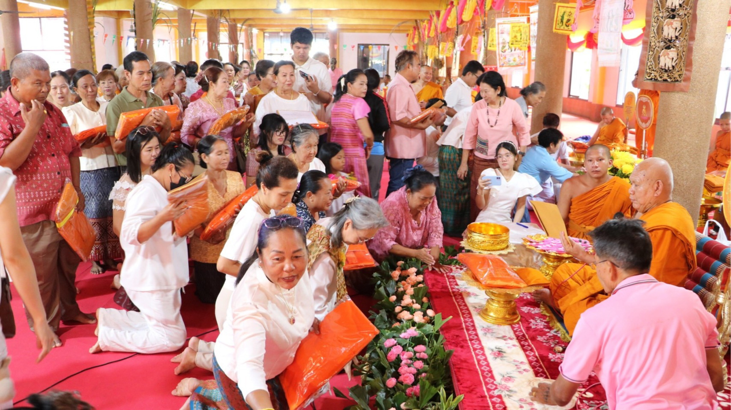 ภาพร่วมพิธีกรรมวัดหนองกุง