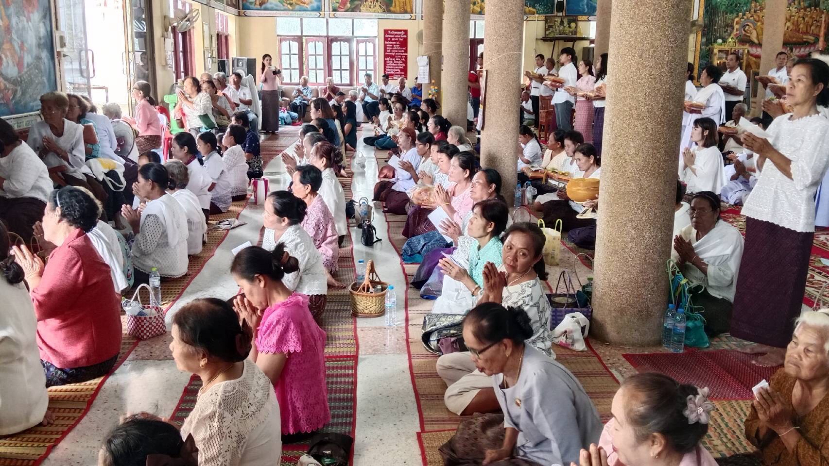 ภาพร่วมพิธีกรรมวัดสว่าง