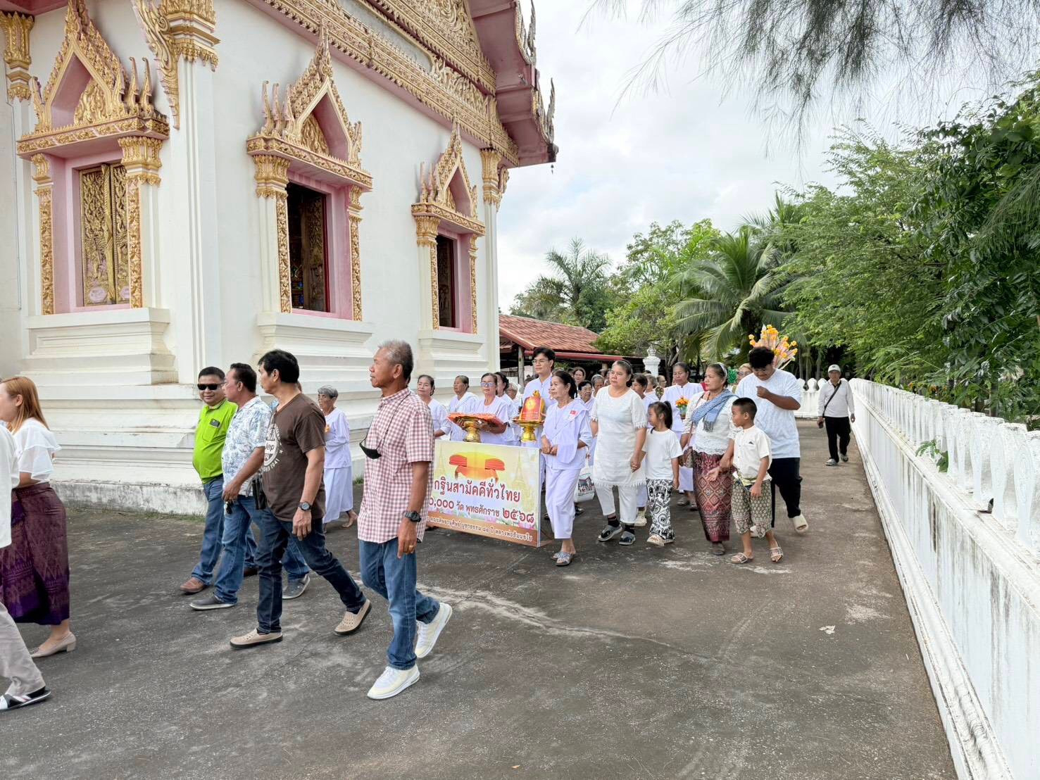 ภาพร่วมขบวนกฐินวัดสว่างแวงฮี