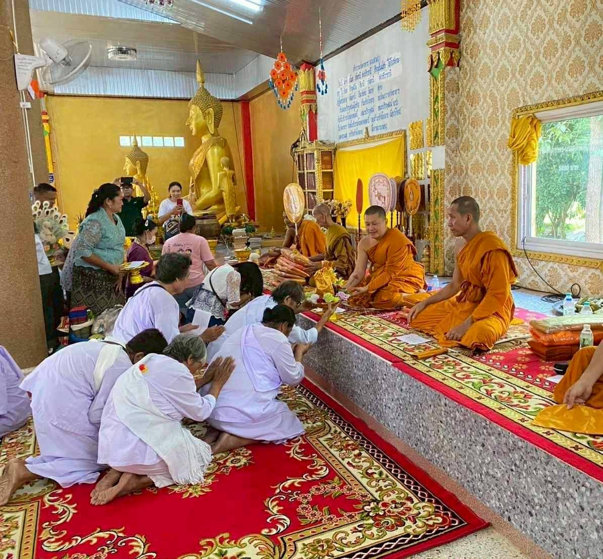 ภาพการถวายปัจจัยวัดสว่างยางคำ