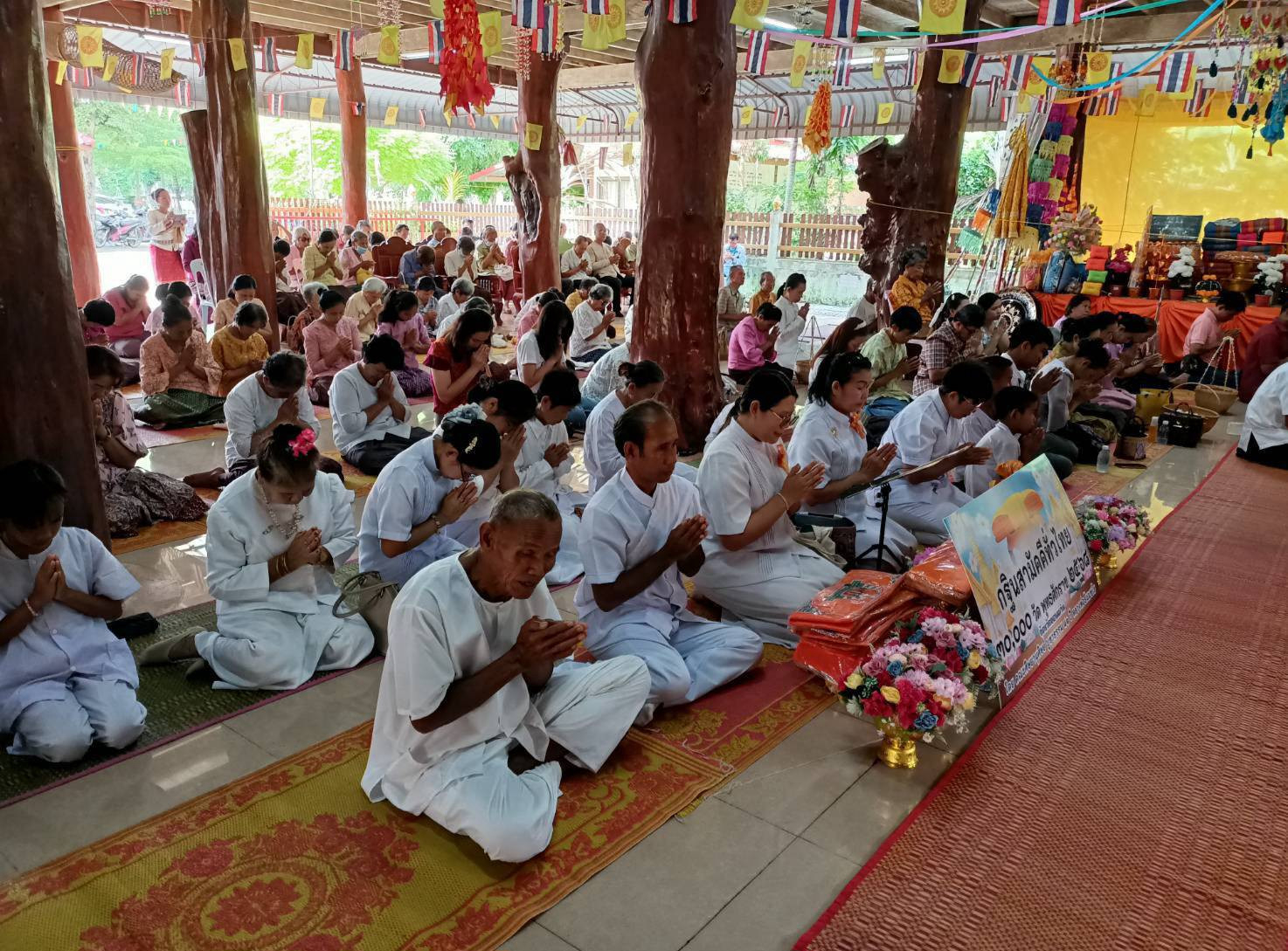 ภาพร่วมพิธีกรรมวัดสระเกษ