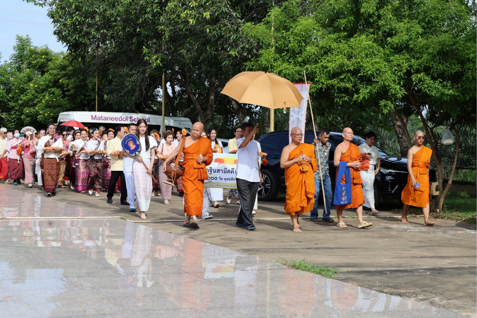ภาพร่วมขบวนกฐินศูนย์ปฏิบัติธรรมวิสุทธาจารย์
