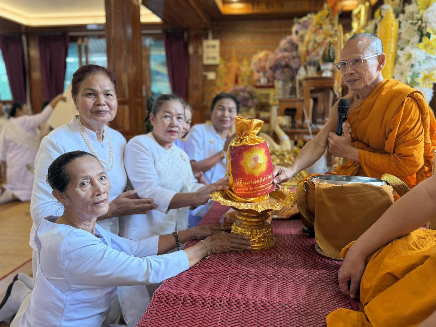 ภาพการถวายปัจจัยวัดยางคำ