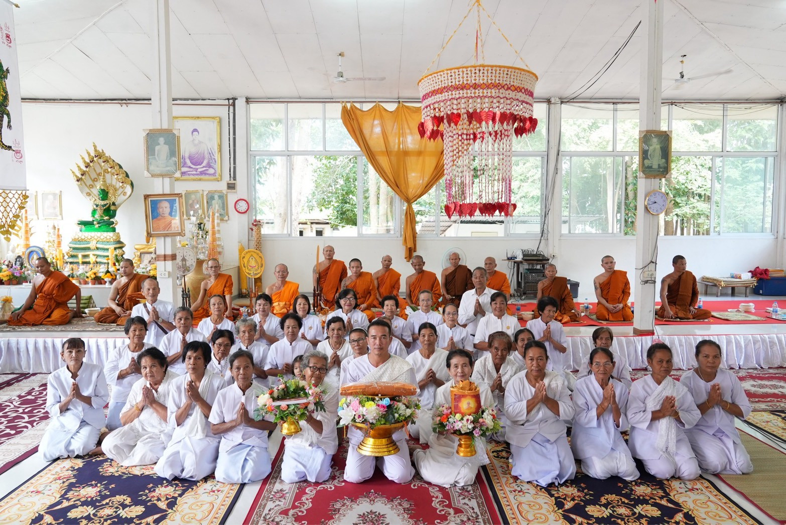 ภาพหมู่ถือพานถวายปัจจัยวัดโพธิ์กลาง