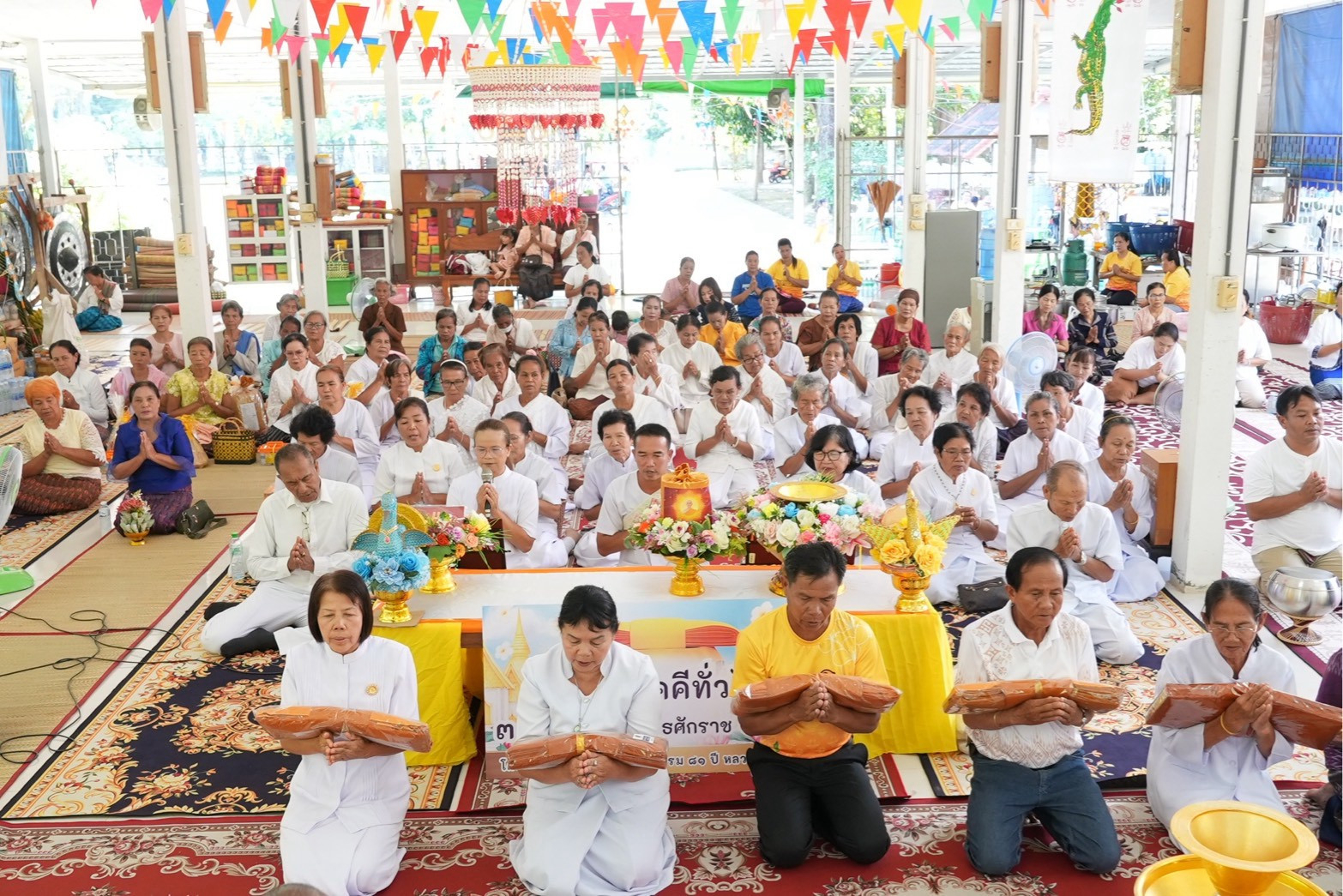 ภาพร่วมพิธีกรรมวัดโพธิ์กลาง