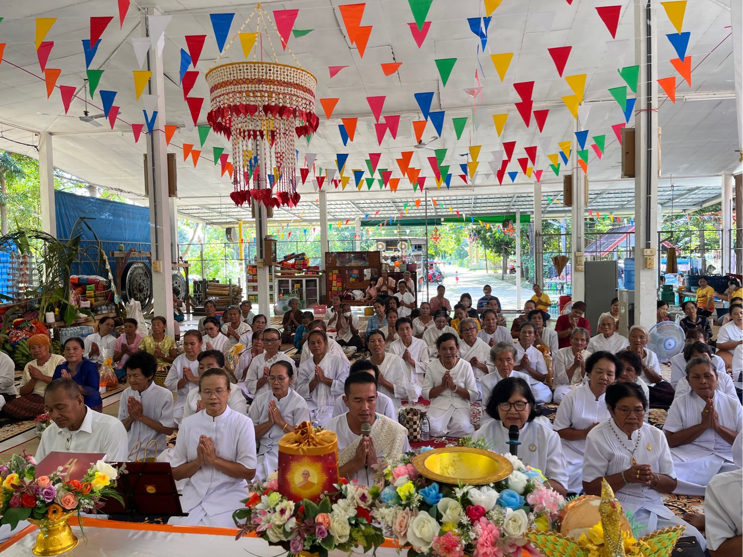 ภาพร่วมพิธีกรรมวัดโพธิ์กลาง