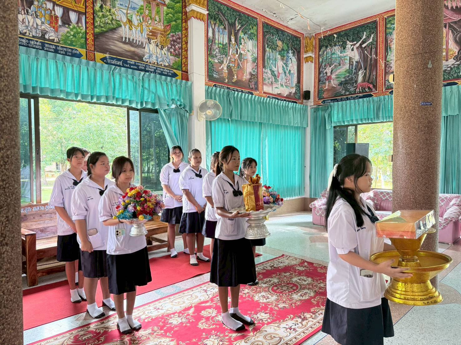 ภาพหมู่ถือพานถวายปัจจัยวัดโพธิ์ดก