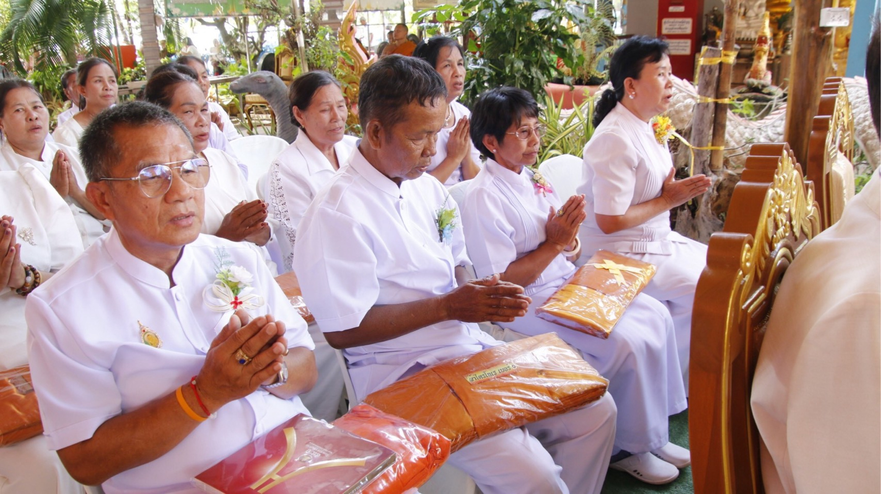 ภาพร่วมพิธีกรรมวัดสว่างแสงอรุณ