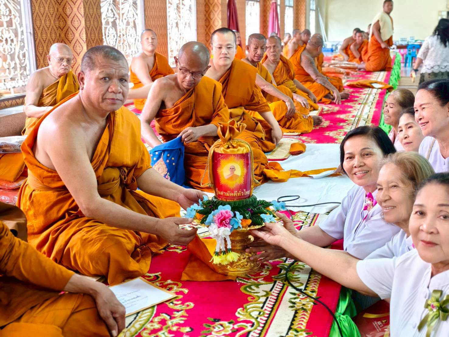 ภาพการถวายปัจจัยวัดจันทรประสิทธิ์