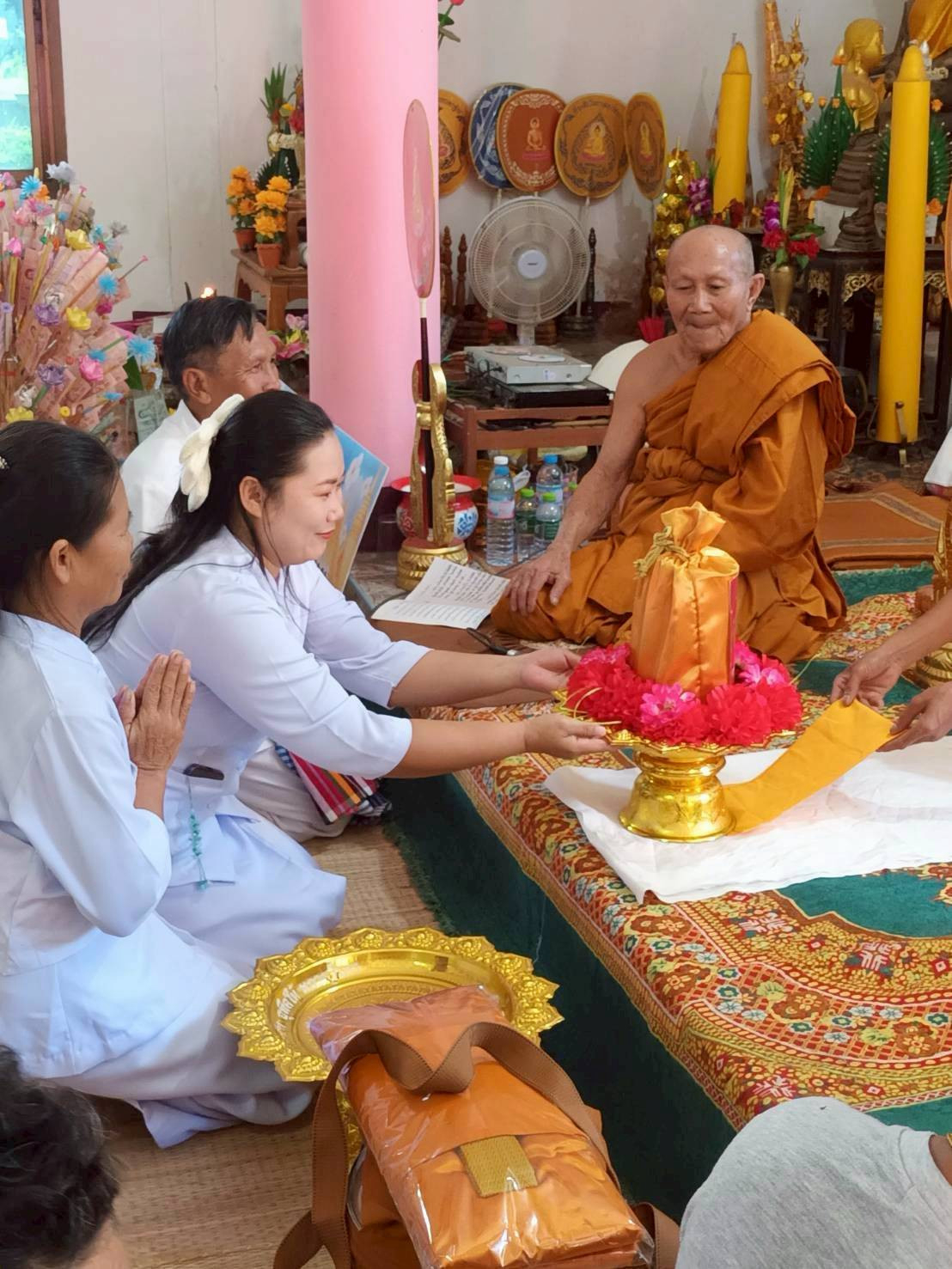 ภาพการถวายปัจจัยวัดป่าพร้าว