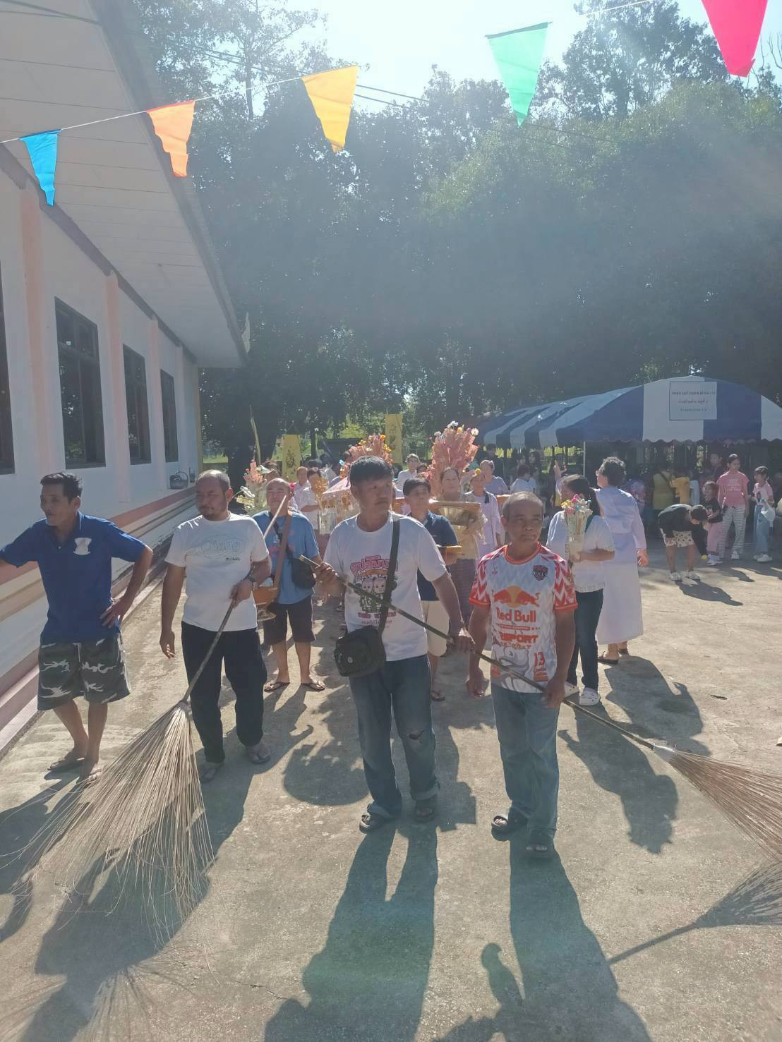 ภาพร่วมพิธีกรรมวัดป่าพร้าว