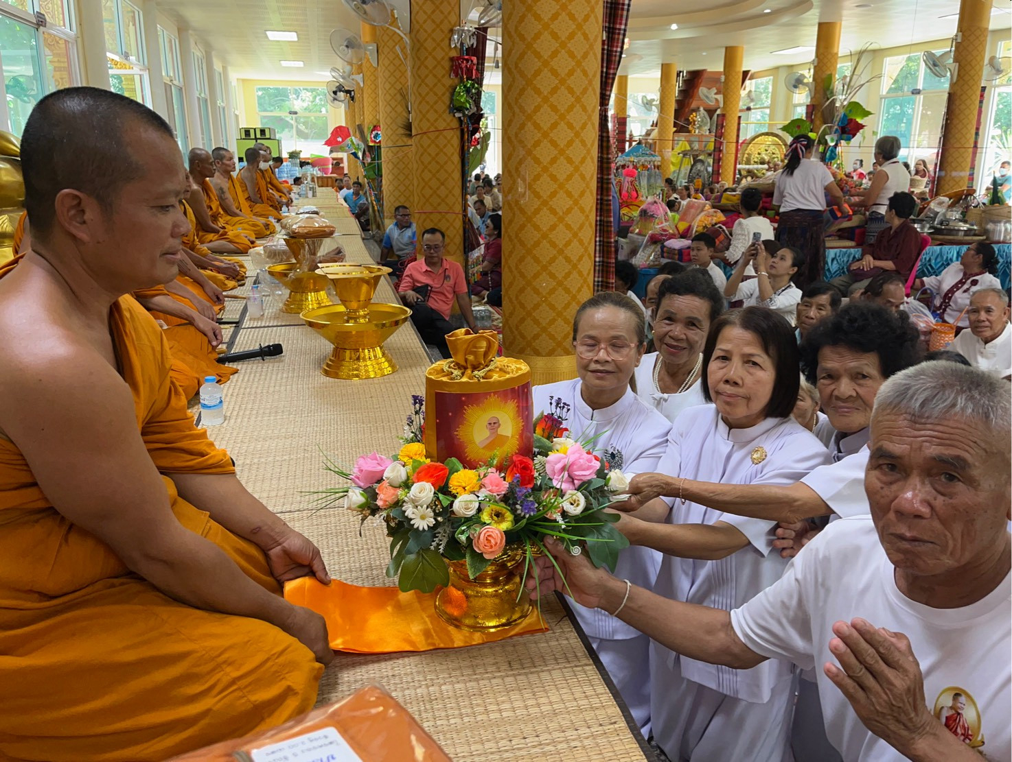 ภาพการถวายปัจจัยวัดแก้วสว่าง