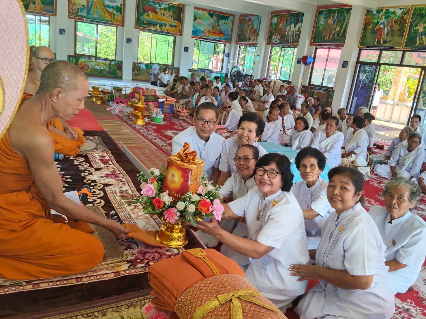 ภาพการถวายปัจจัยวัดหรรษาวาส