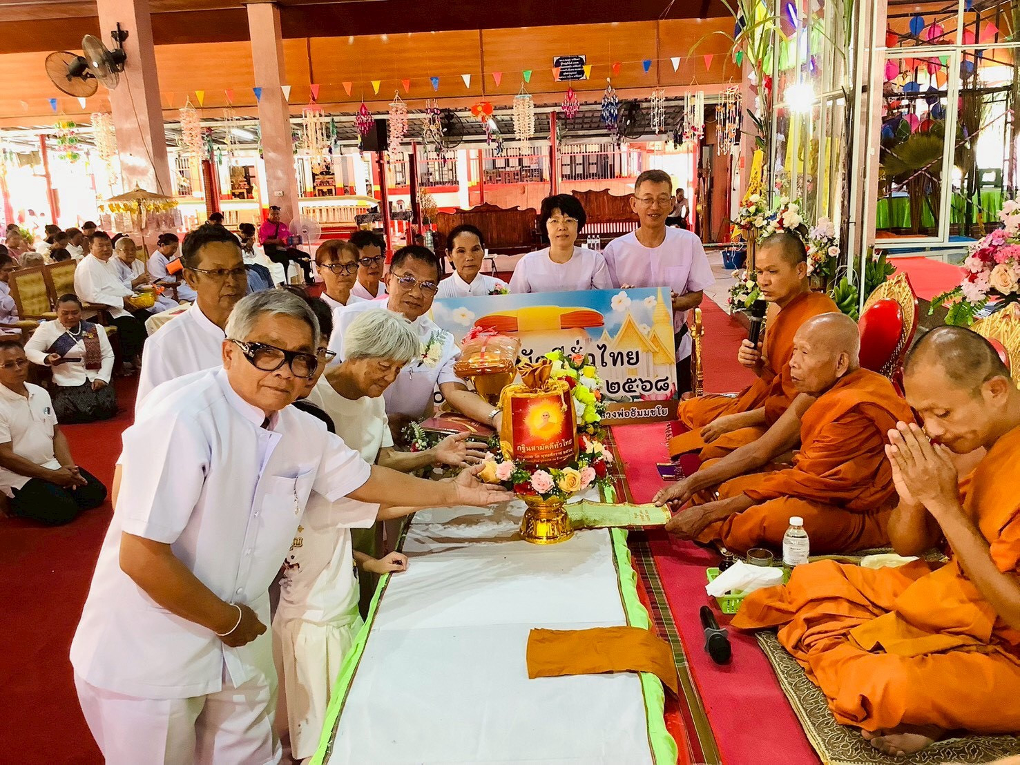 ภาพการถวายปัจจัยวัดศรีอุดม