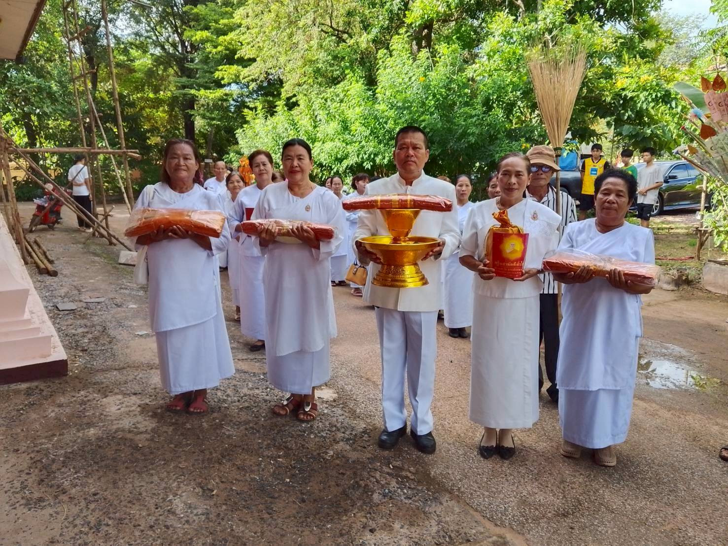 ภาพหมู่ถือพานถวายปัจจัยวัดยางคำทุ่งบ่อ