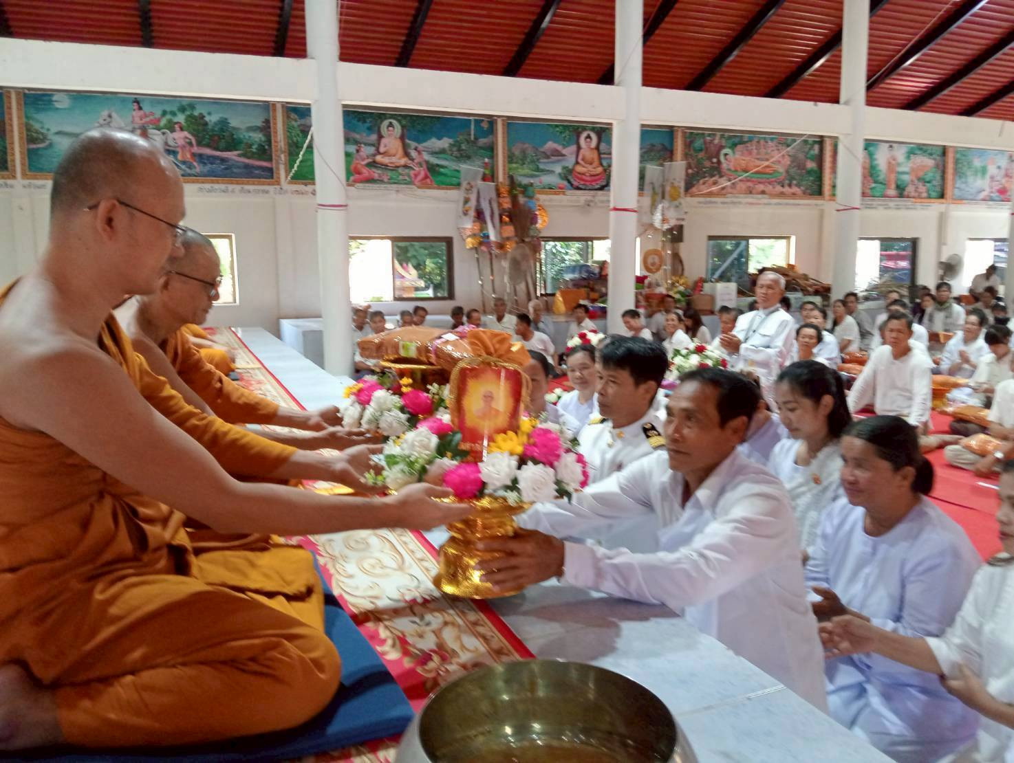 ภาพการถวายปัจจัยวัดมรรคผดุงศรี