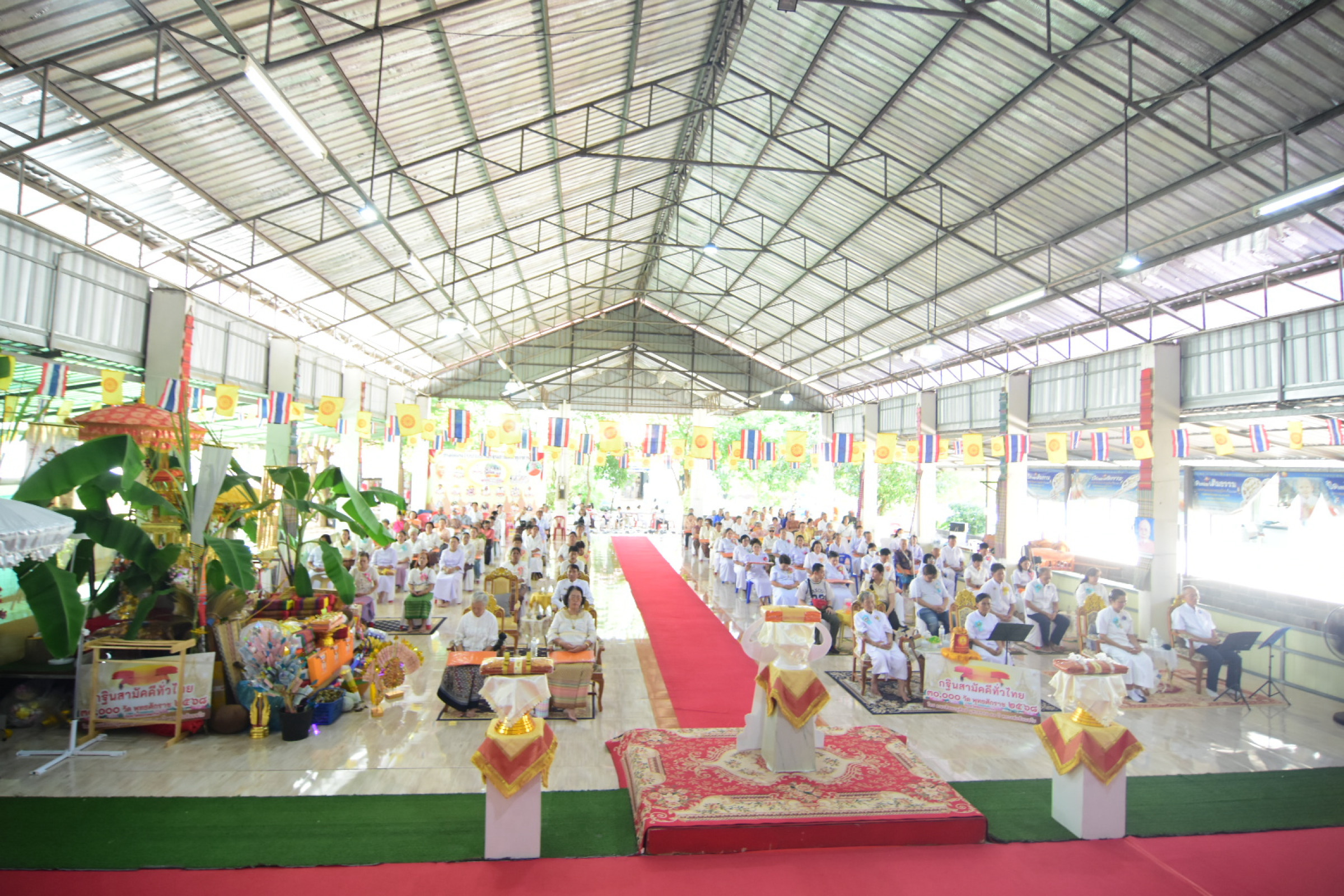 ภาพร่วมพิธีกรรมศูนย์ปฏิบัติธรรมประทุมทอง