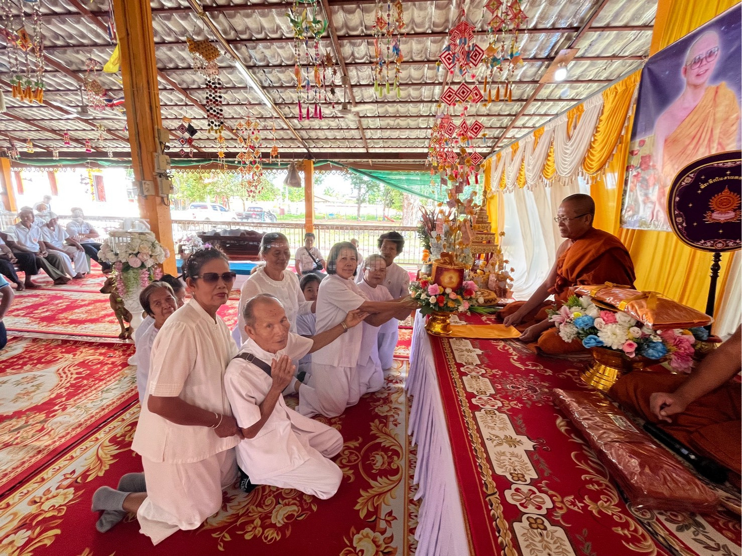 ภาพการถวายปัจจัยวัดสว่างหนองกุง