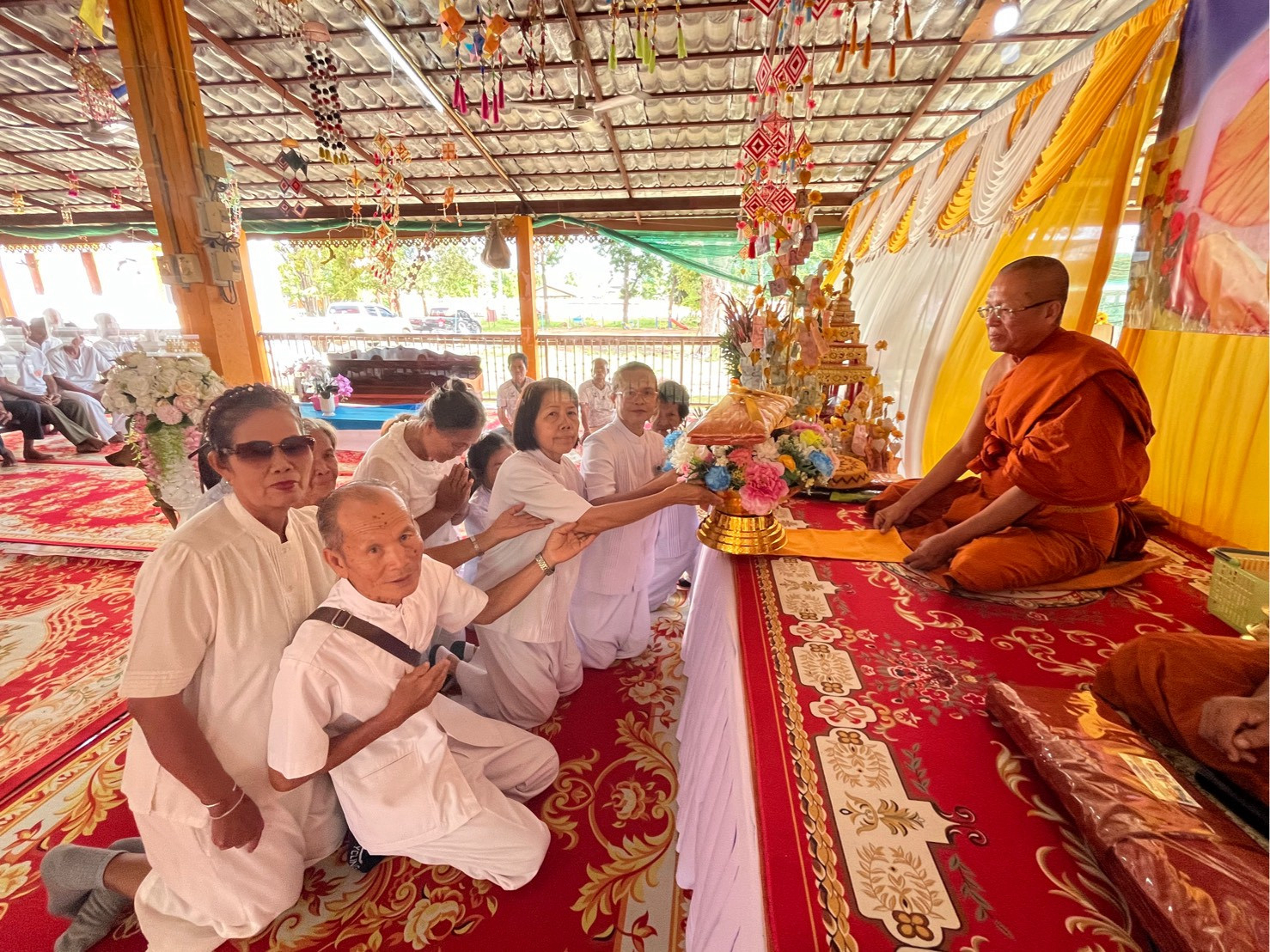 ภาพร่วมพิธีกรรมวัดสว่างหนองกุง