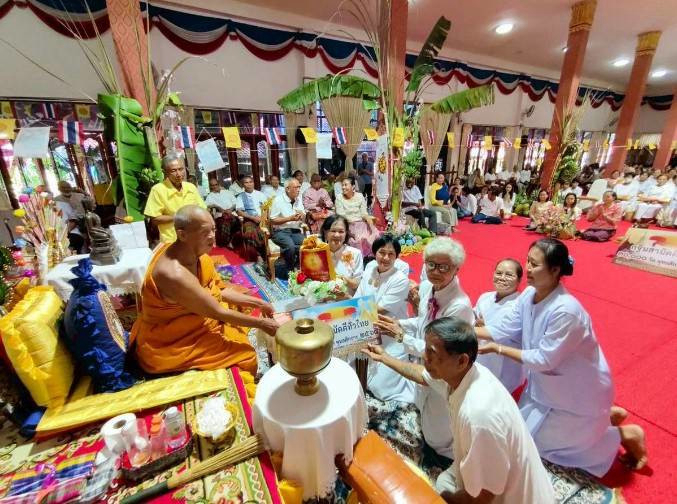 ภาพการถวายปัจจัยวัดเกาะแก้ว
