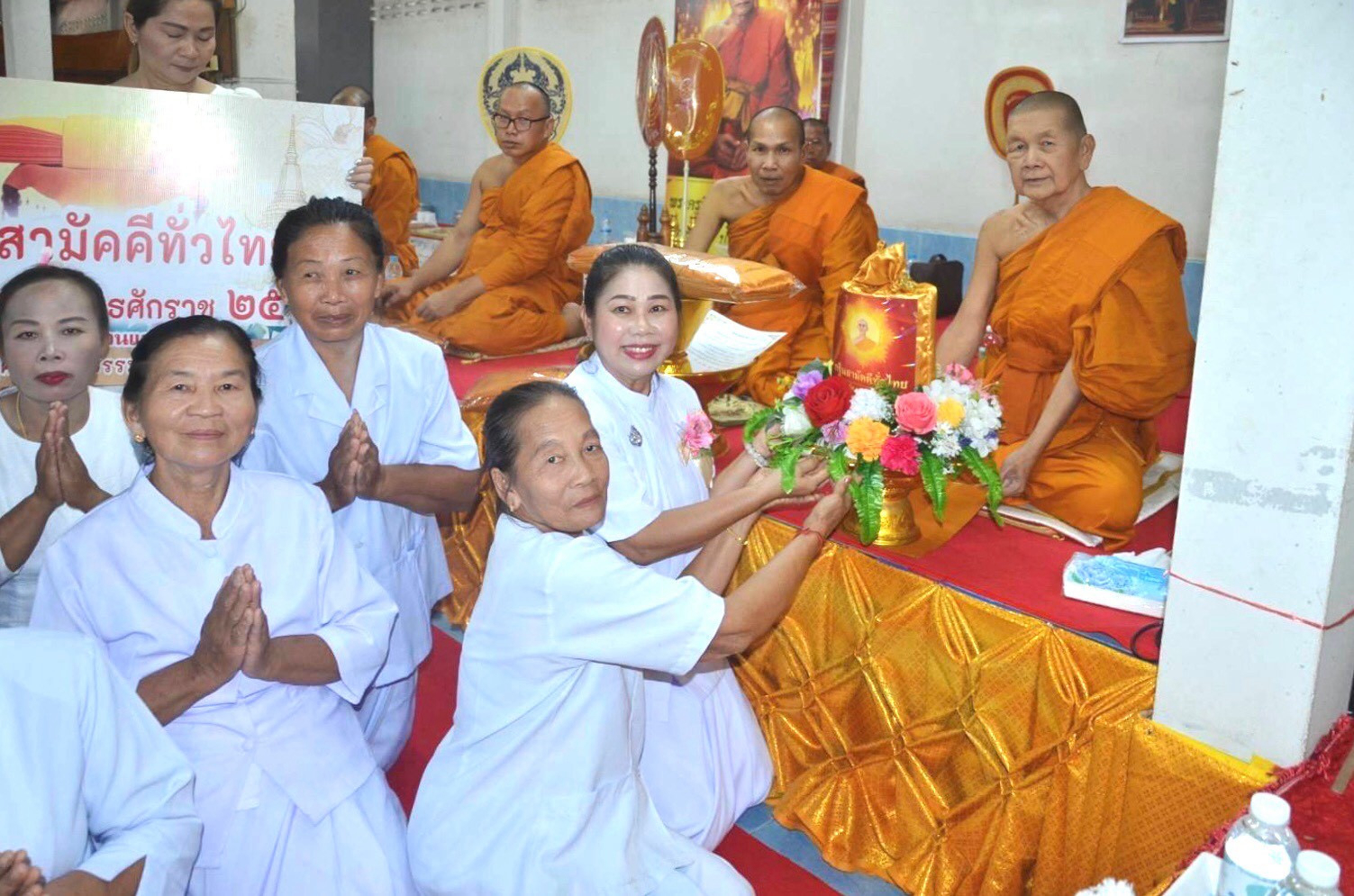 ภาพการถวายปัจจัยวัดสว่างอารมณ์