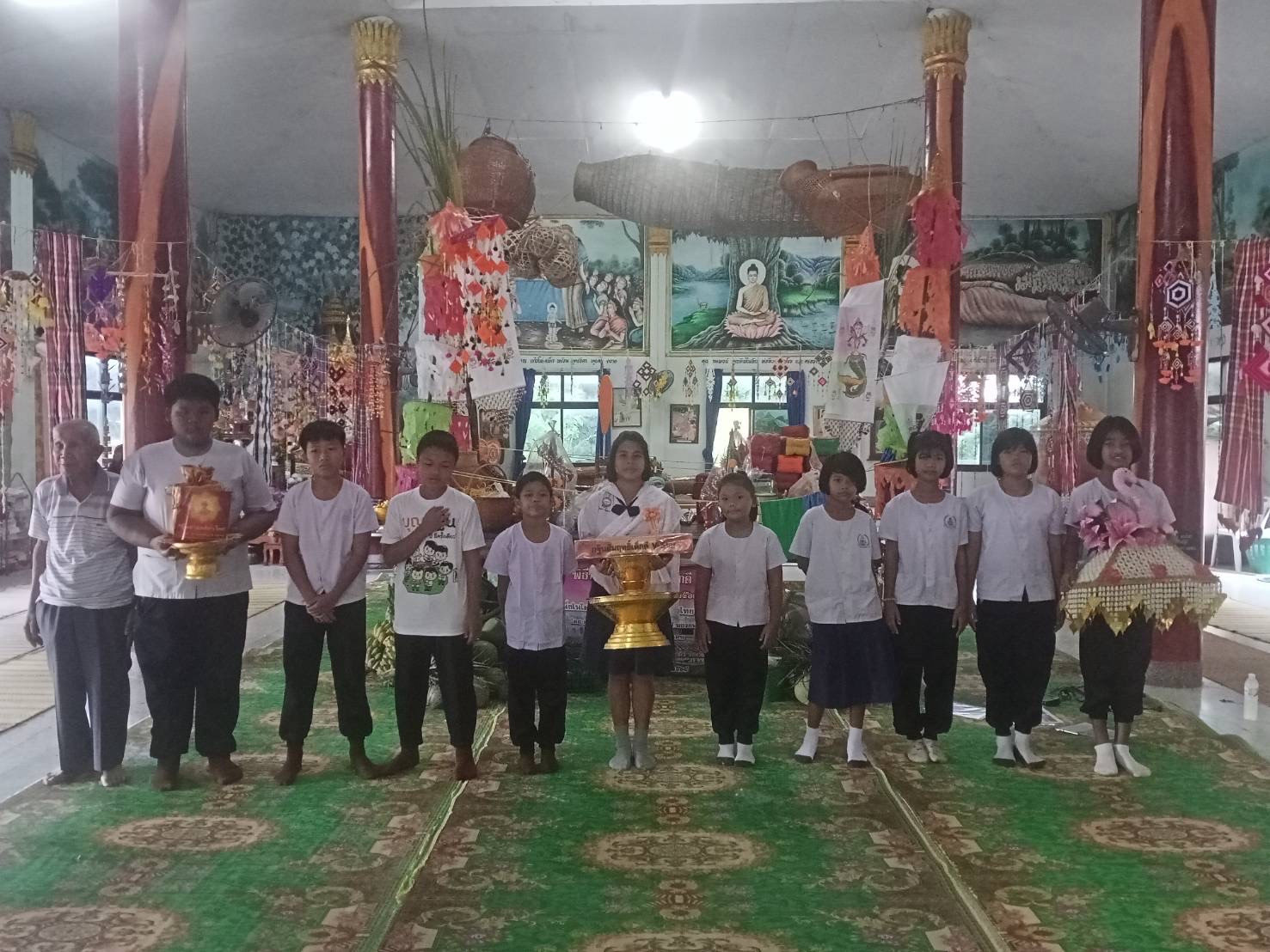 ภาพหมู่ถือพานถวายปัจจัยวัดคำมูล