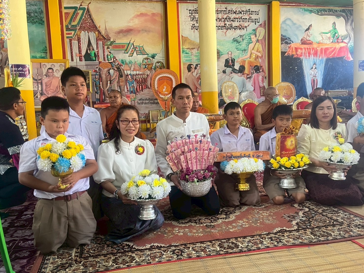 ภาพหมู่ถือพานถวายปัจจัยวัดสุดาราษฏร์วราราม