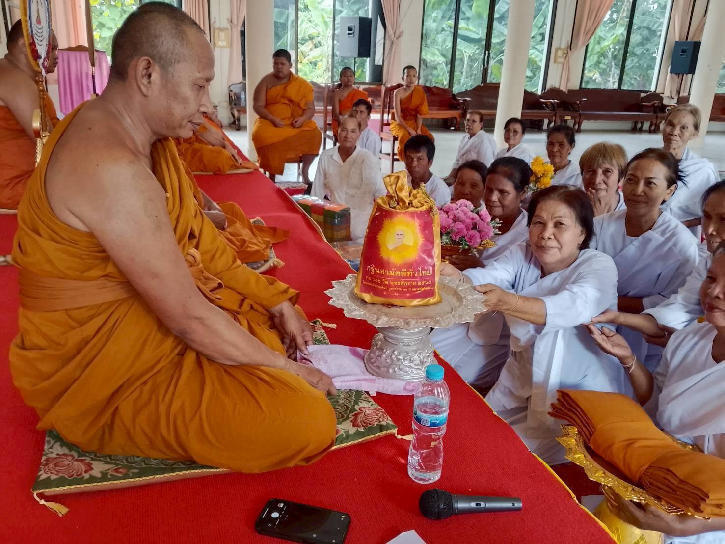 ภาพการถวายปัจจัยวัดบัวระพา