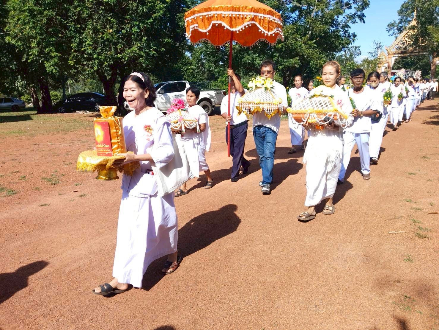 ภาพร่วมขบวนกฐินวัดป่าร้อยอรัญญา