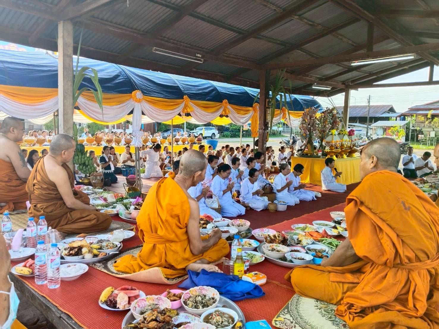 ภาพร่วมพิธีกรรมวัดป่าร้อยอรัญญา