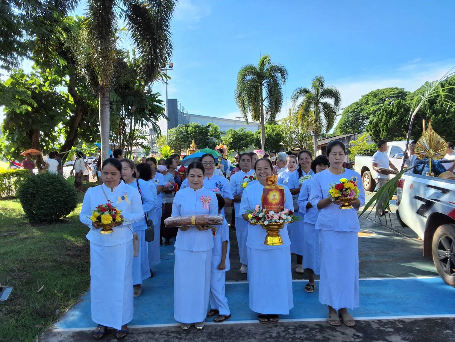 ภาพหมู่ถือพานถวายปัจจัยวัดคณิศรธรรมิการาม