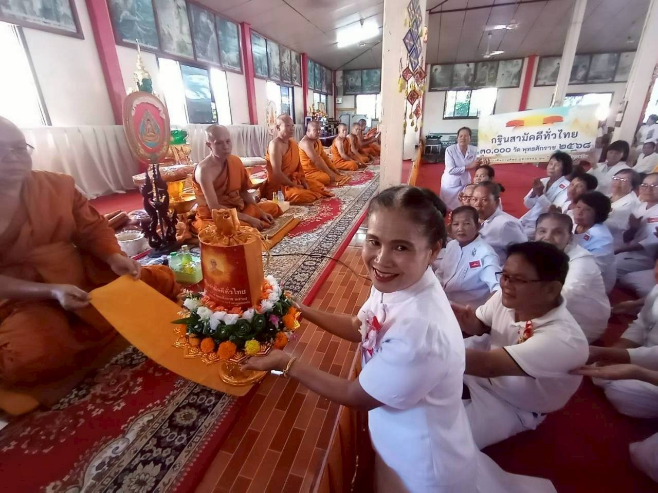 ภาพการถวายปัจจัยวัดอรุณวนาราม