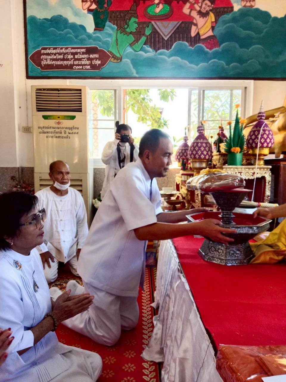 ภาพหมู่ถือพานถวายปัจจัยวัดสระแก้ว