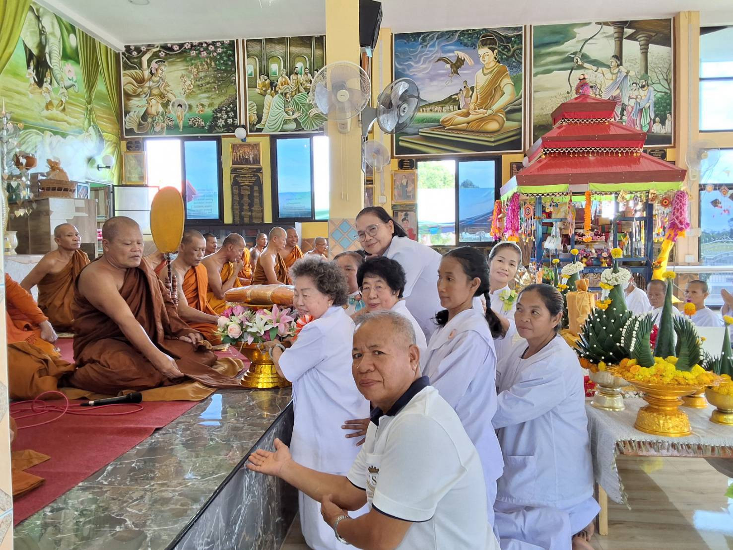 ภาพหมู่ถือพานถวายปัจจัยวัดป่าดอนหัวน้ำธรรมศิริ