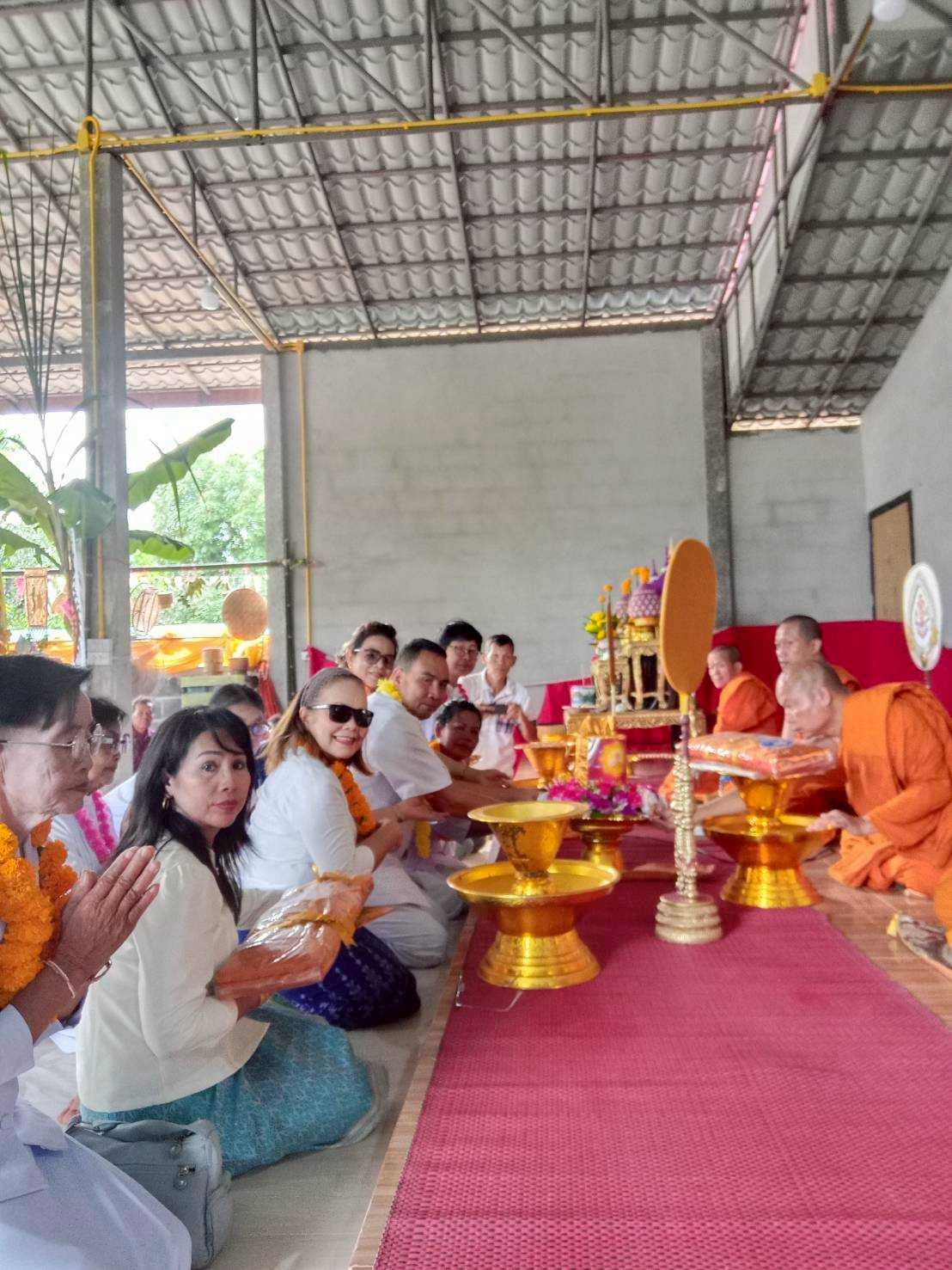 ภาพหมู่ถือพานถวายปัจจัยที่พักสงฆ์เวฬุวรรณวราราม