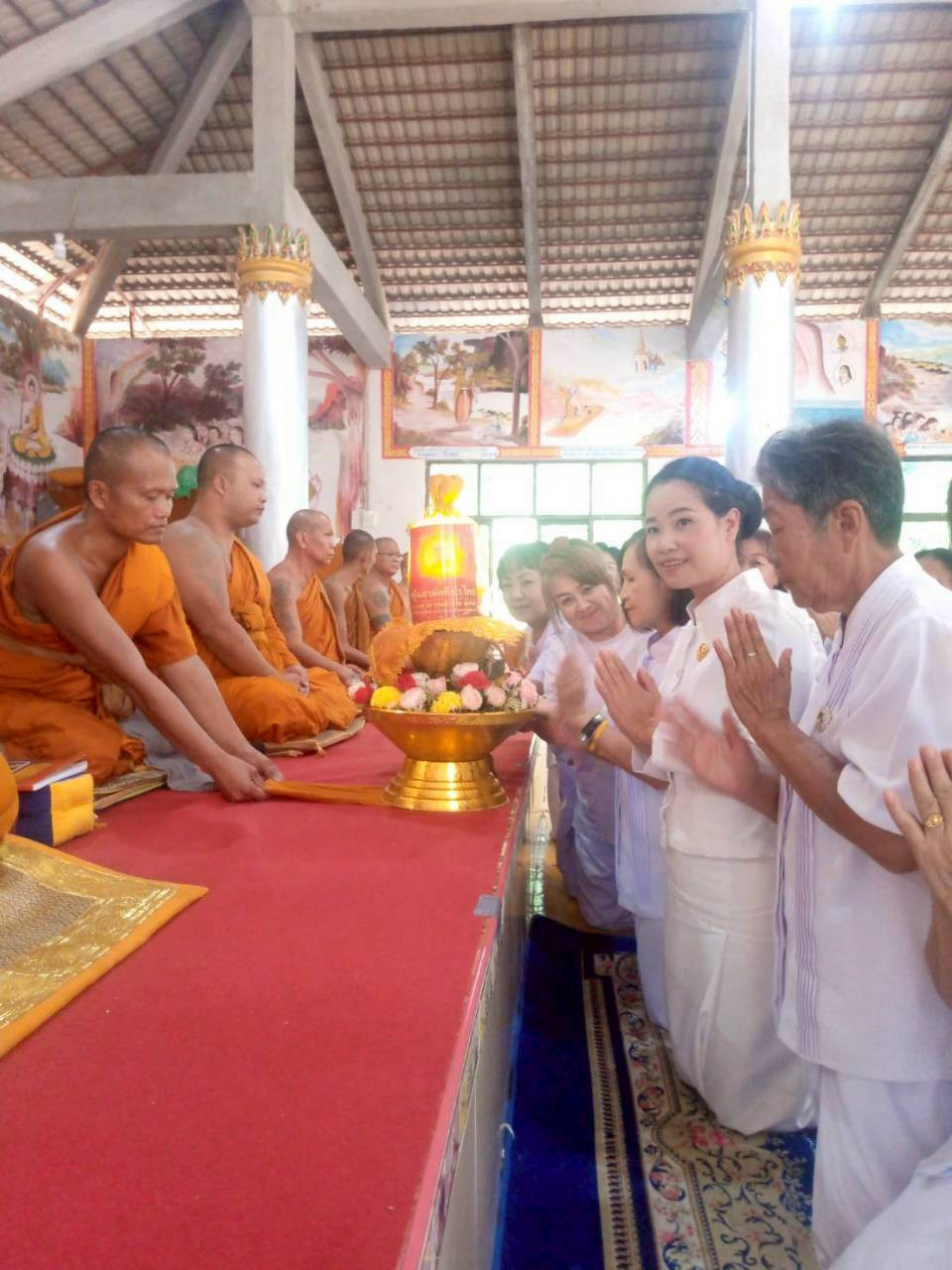 ภาพการถวายปัจจัยวัดถ้ำมงคลศิลาราม