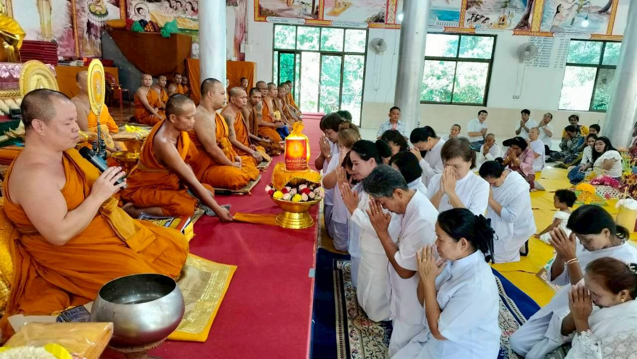 ภาพหมู่ถือพานถวายปัจจัยวัดถ้ำมงคลศิลาราม