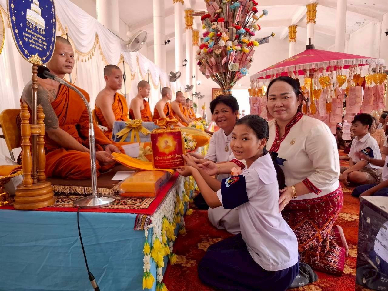 ภาพการถวายปัจจัยวัดมรุกขนคร