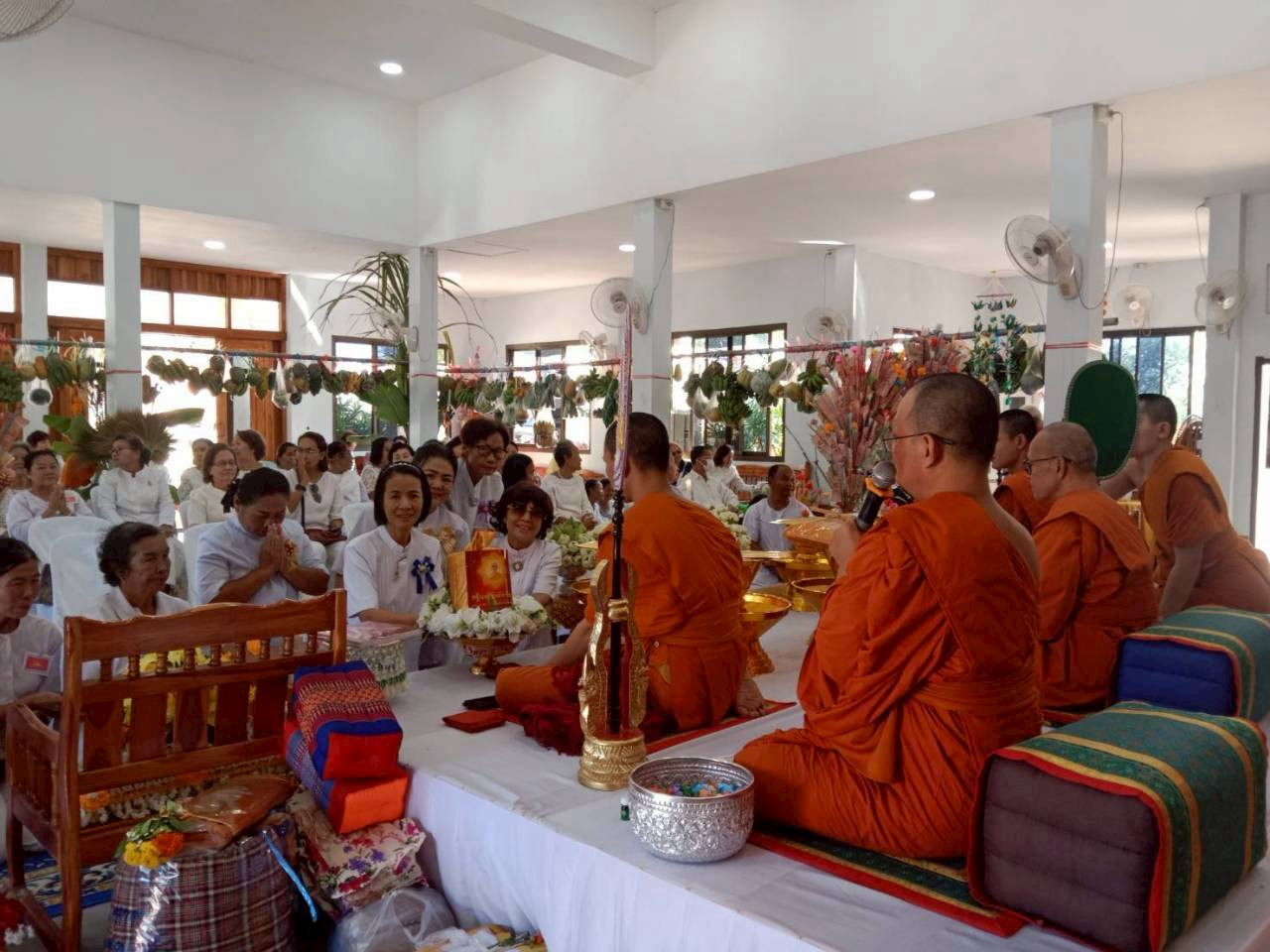 ภาพการถวายปัจจัยวัดพระกลางท่า