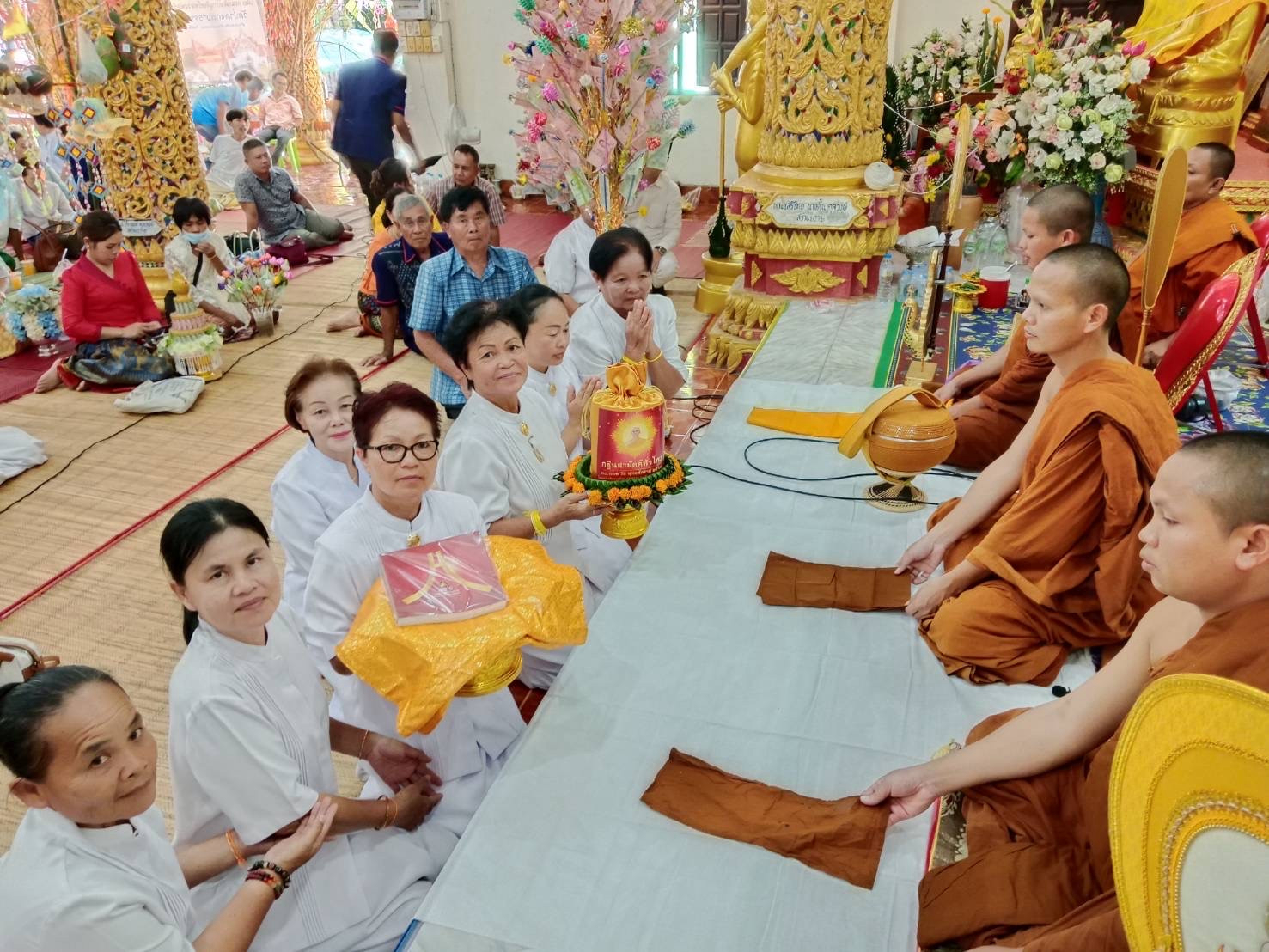 ภาพการถวายปัจจัยที่พักสงฆ์ดงกะเบาธรรมโฆษิต