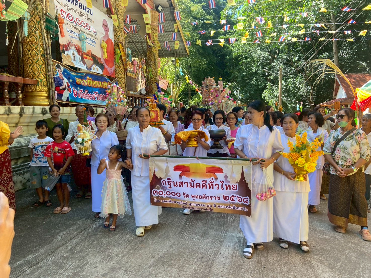 ภาพร่วมขบวนกฐินที่พักสงฆ์ดงกะเบาธรรมโฆษิต