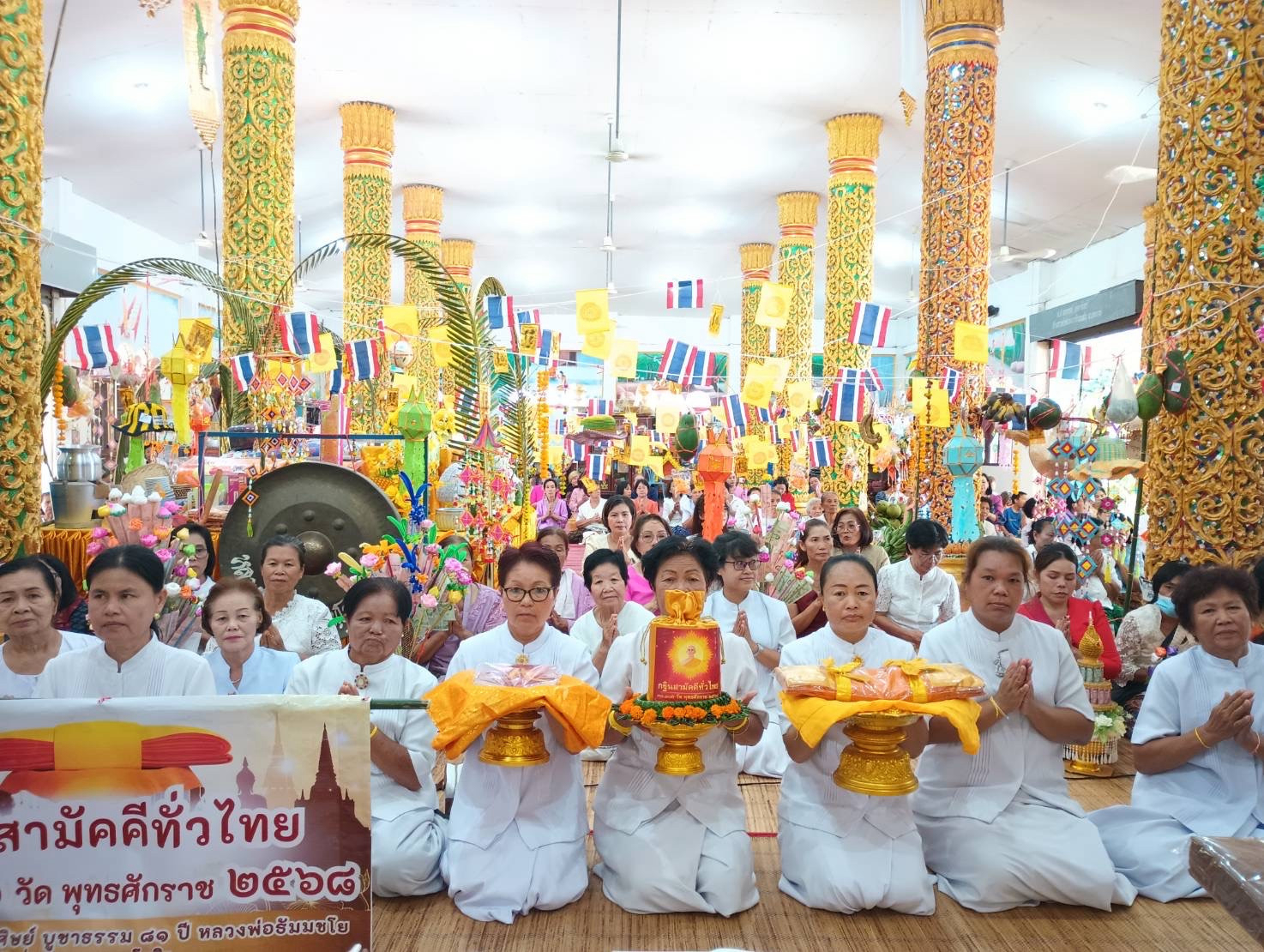ภาพหมู่ถือพานถวายปัจจัยที่พักสงฆ์ดงกะเบาธรรมโฆษิต