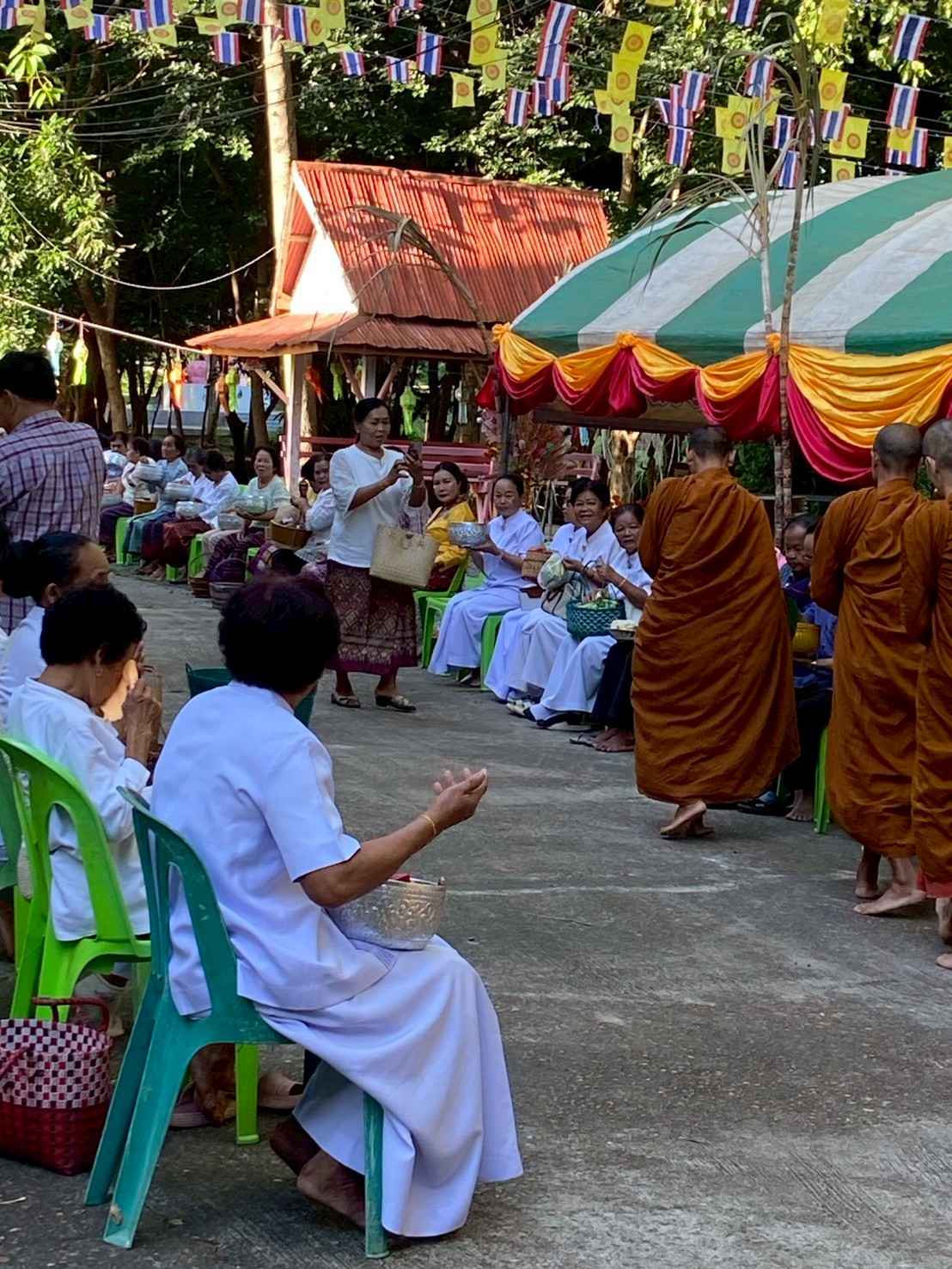 ภาพร่วมพิธีกรรมที่พักสงฆ์ดงกะเบาธรรมโฆษิต