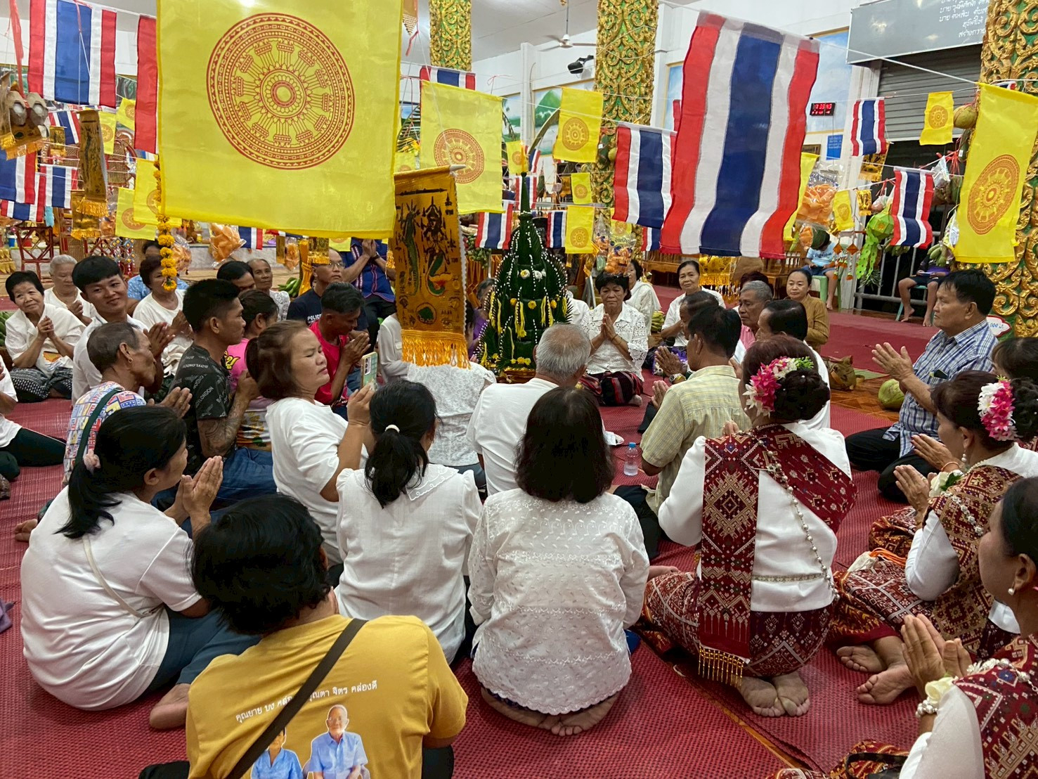 ภาพร่วมพิธีกรรมที่พักสงฆ์ดงกะเบาธรรมโฆษิต