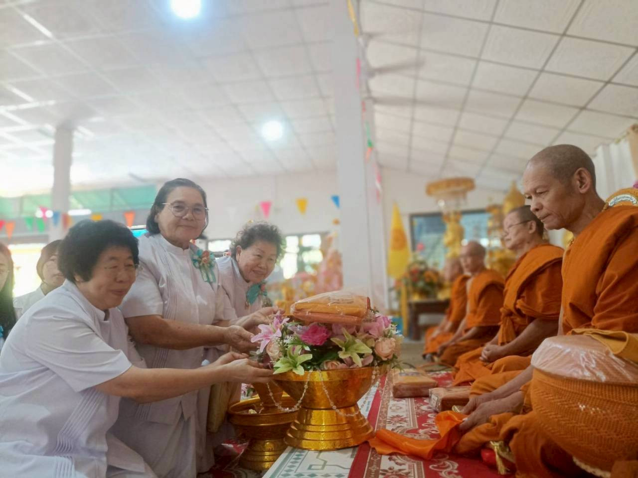 ภาพการถวายปัจจัยวัดโนนสะอาด