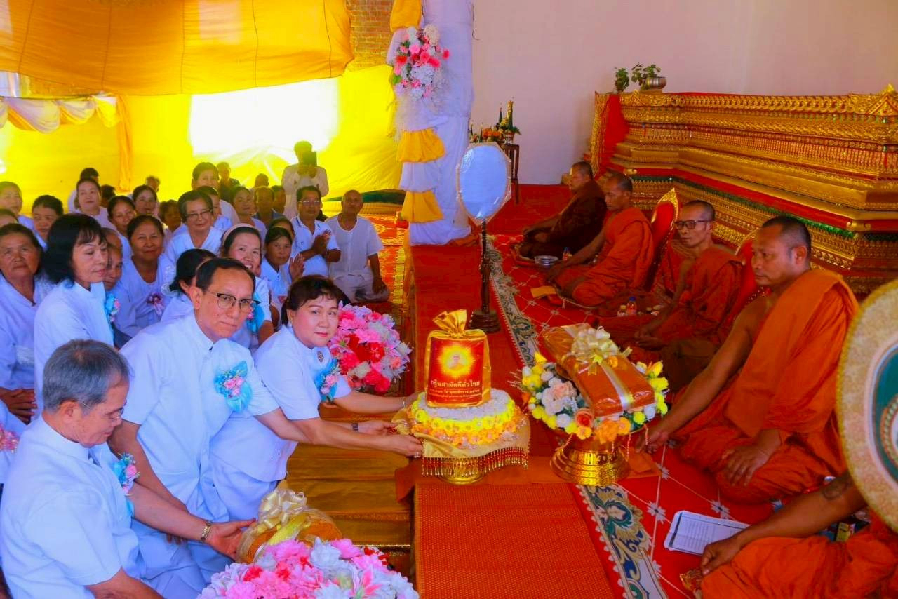 ภาพการถวายปัจจัยวัดไตรรัตนาราม