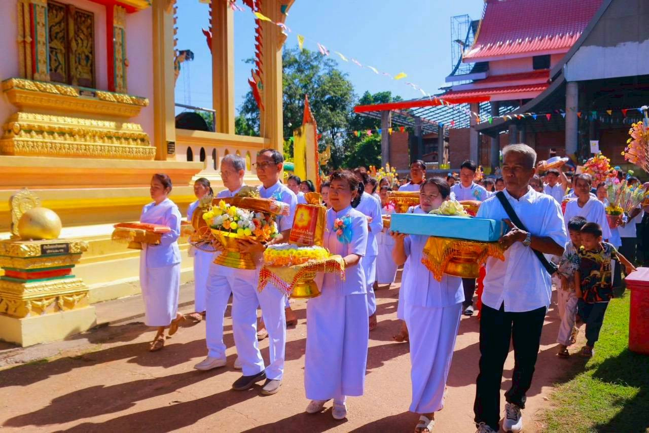 ภาพหมู่ถือพานถวายปัจจัยวัดไตรรัตนาราม