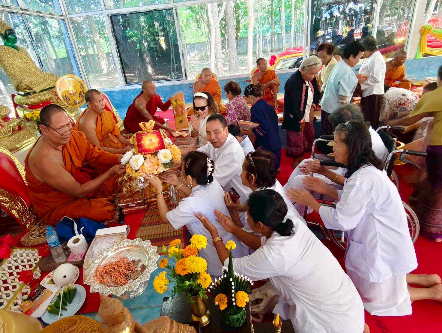 ภาพการถวายปัจจัยวัดบ่อสะอาด