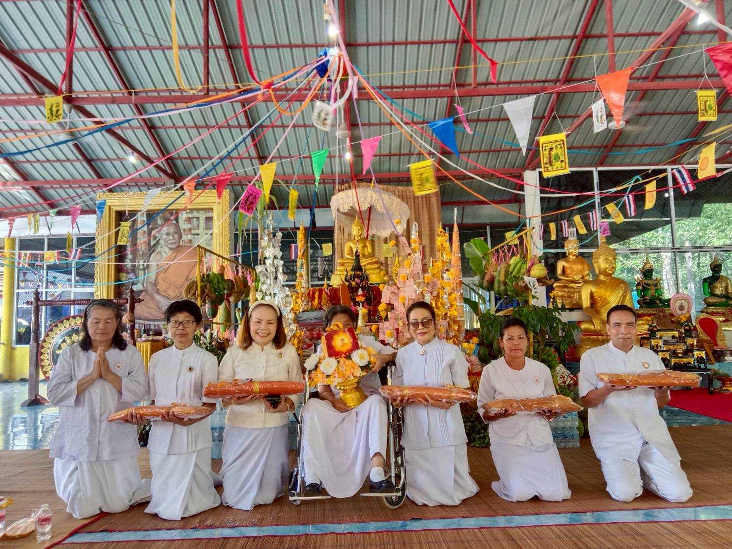 ภาพหมู่ถือพานถวายปัจจัยวัดบ่อสะอาด